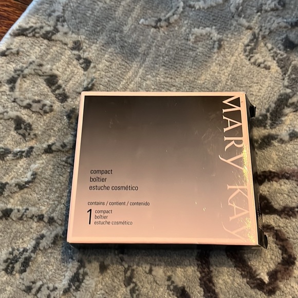 Mary Kay compact new in box - Picture 2 of 6